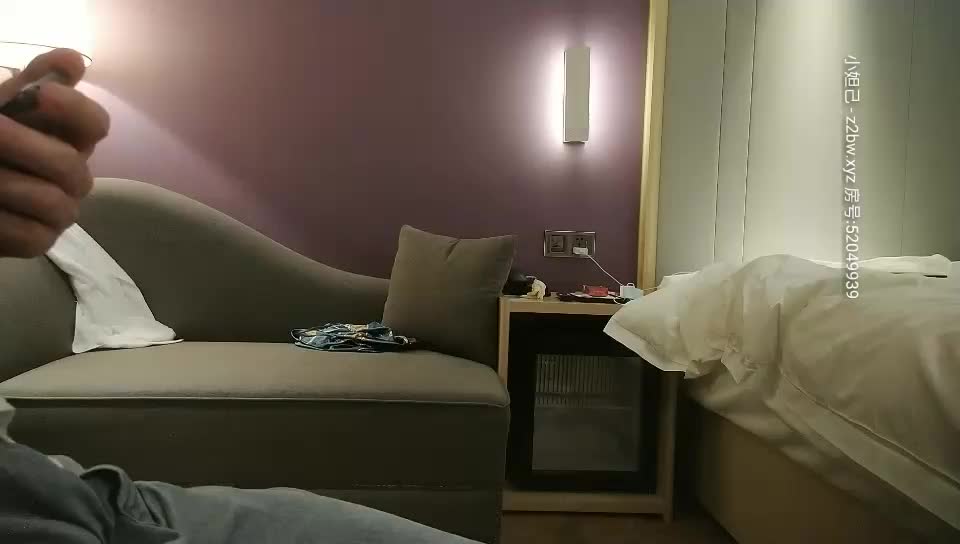 2048社区 - big2048.com@阿扑采花深夜场约了个苗条大奶网红妹子啪啪，沙发上位骑坐晃动奶子抽插大力猛操