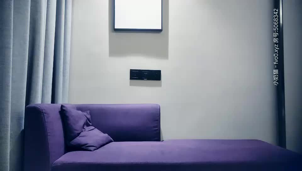 高挑性感的魔鬼身材眼镜美女,包臀长裙下穿着开档黑丝袜,妖艳动人,大力抽插,最后抬腿侧入,抱起来猛操.国语!