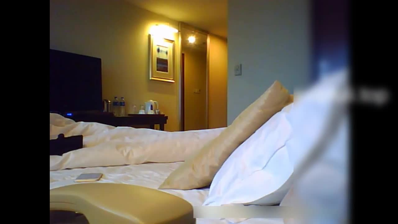 大哥酒店嫖娼记，182cm女仆装车模，服务贴心到位，脉脉含情吃屌，舔乳头，后入抱着