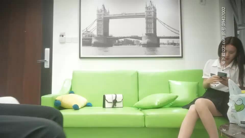 千人斩探花嘉宾鸭哥约了个两个妹子双飞，沙发上操近距离拍摄掰穴，上位骑乘大力猛操