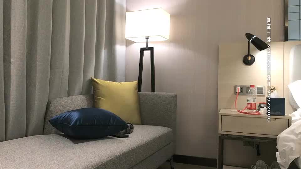 小宝寻花约了个白衣清纯甜美妹子，舌吻互摸口交上位骑乘抽插猛操