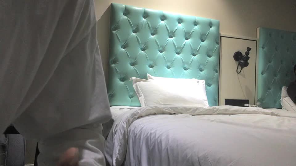 2048.cc@[原-版-]_020_你-看-到-一-头-猪-_密-码-房-啪-啪-_20210824