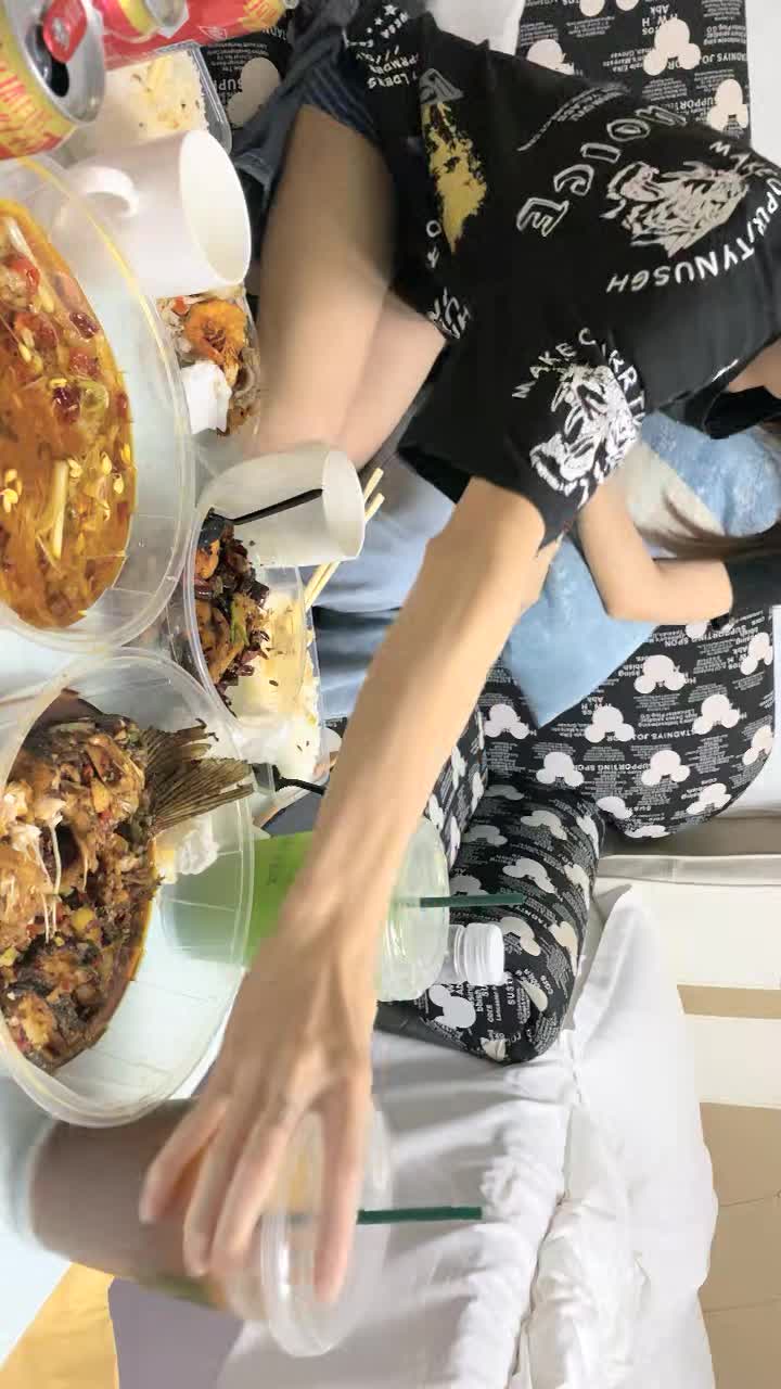 2023.5.13，【瘦猴先生探花】，23岁美甲店小姐姐，操出血了，逼逼近看粉嫩，一塌糊涂，水超多