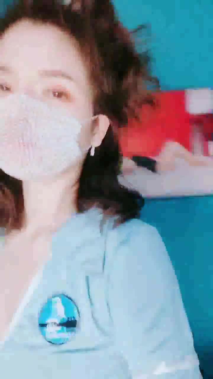 175大长腿骚女主播小丫狸，插插自己的骚浪小穴大黑茄子也满足不了还用各种体位展示自己的大长腿【84v】 (81)