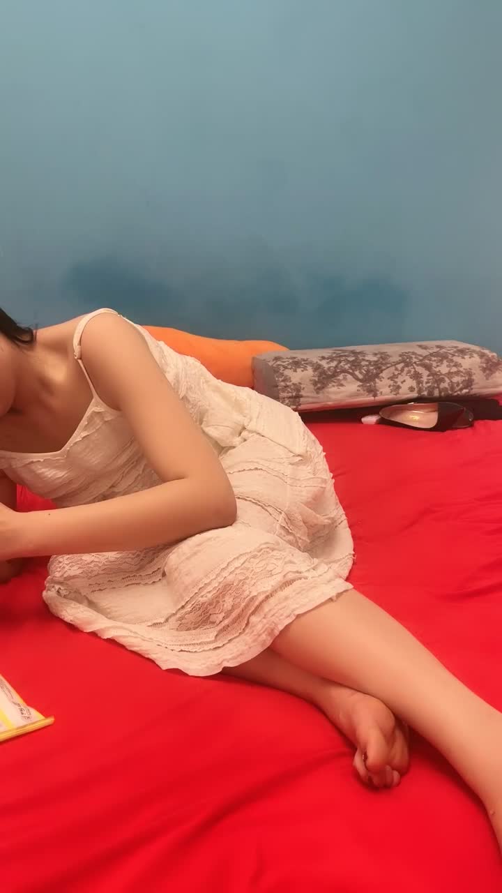 激情4P大战！【秋香】极品美女被三个禽兽不当人~疯狂玩弄发泄兽欲~口爆颜射喝尿蹂躏！【108V 】 (142)