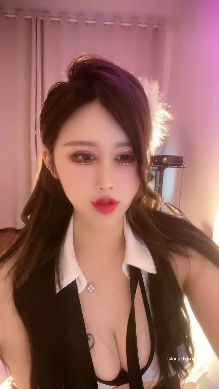 极品网红【奶油草莓】假屌自慰！黑丝美腿无毛肥穴猛捅喷水，手指揉搓阴蒂【90v】 (1)