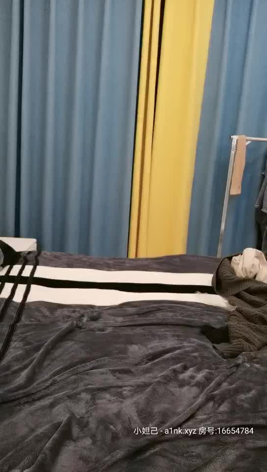 2048.cc@[原版]_010_刚下海的小骚妇_极品密码房自慰_20210304