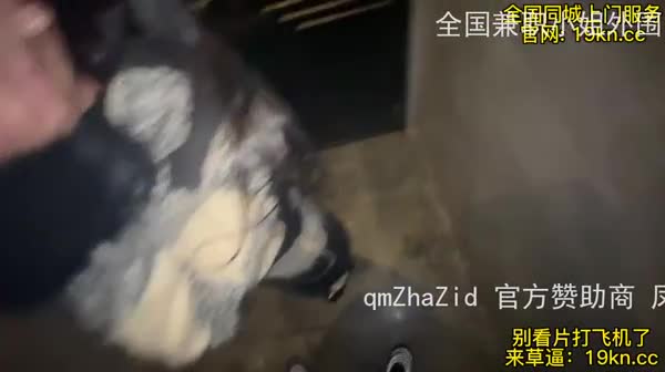 后续更新！跨年当晚，在包厢同房白袜美少女带我进厕所脱我裤子帮我口Chinesehomemadevideo