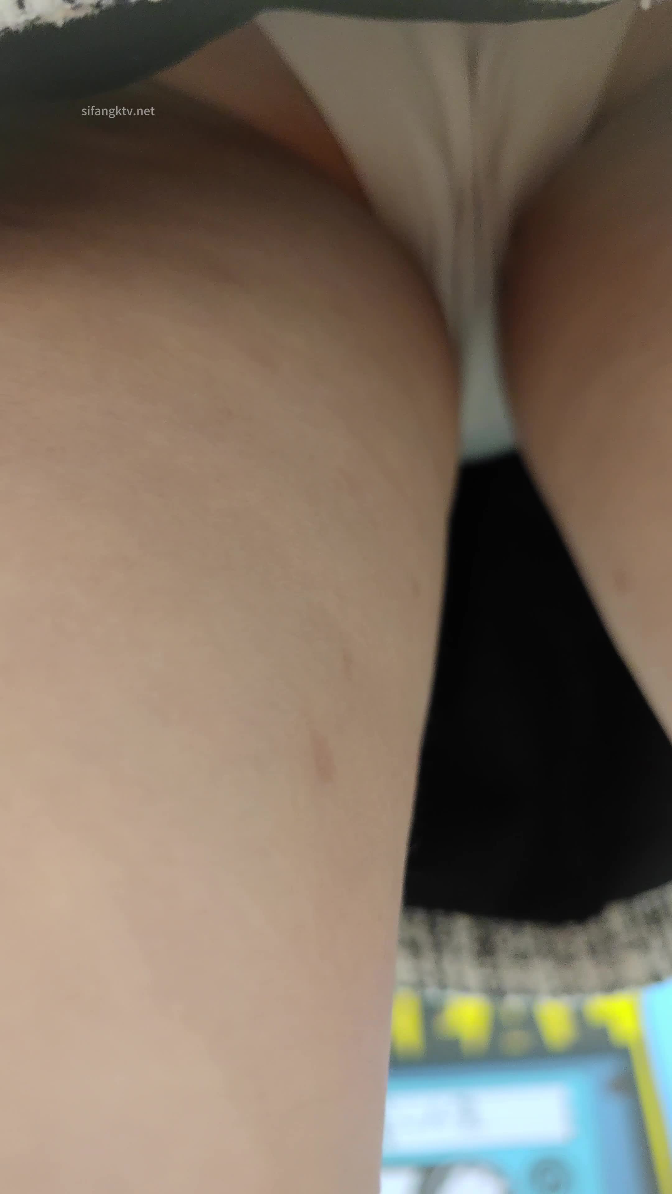 【kxcd】052短裙长靴小姐姐帮闺蜜吗拍照黄色内内