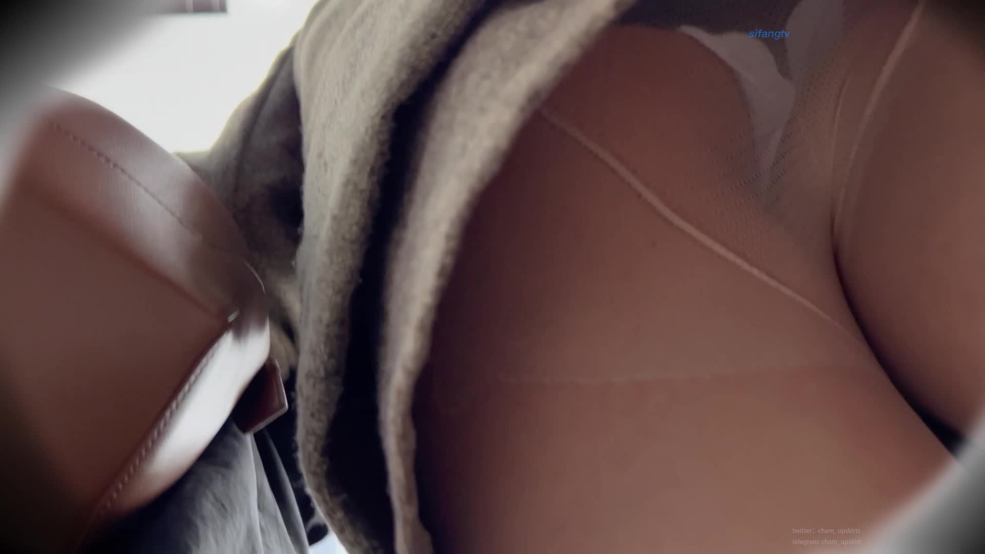 「kfc原创cd」短裙靓女，肉色透明丝袜黑色内裤小翅膀