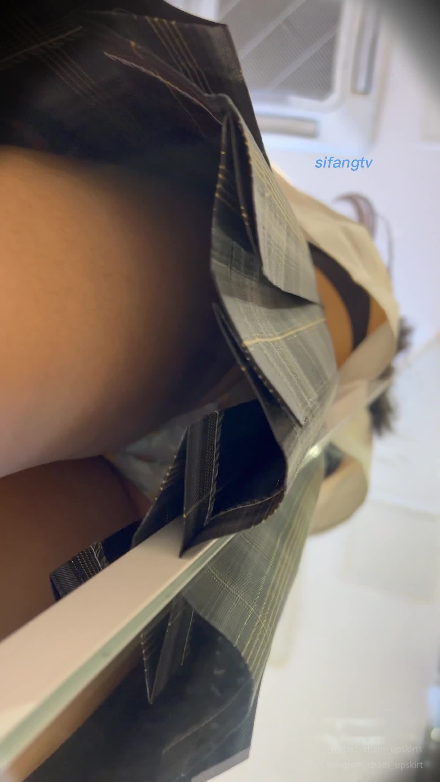 「kfc原创cd」jk学生妹正在购物，碎花宝宝裤很可爱。