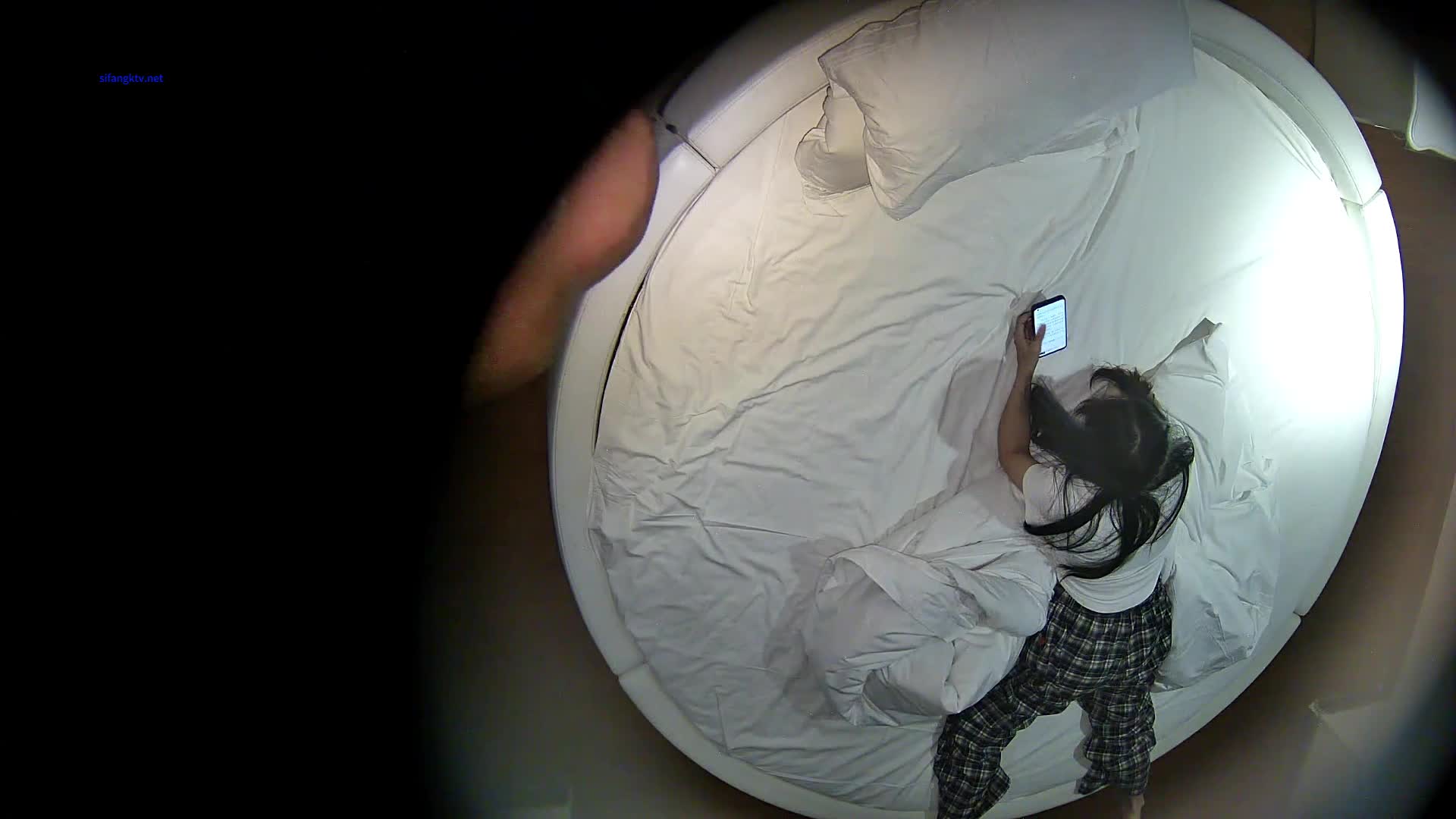 2023-7-27最新流出酒店情趣圆床偷拍戴链子帅哥暴插苗条美女富姐一边啪啪啪一边挨巴掌