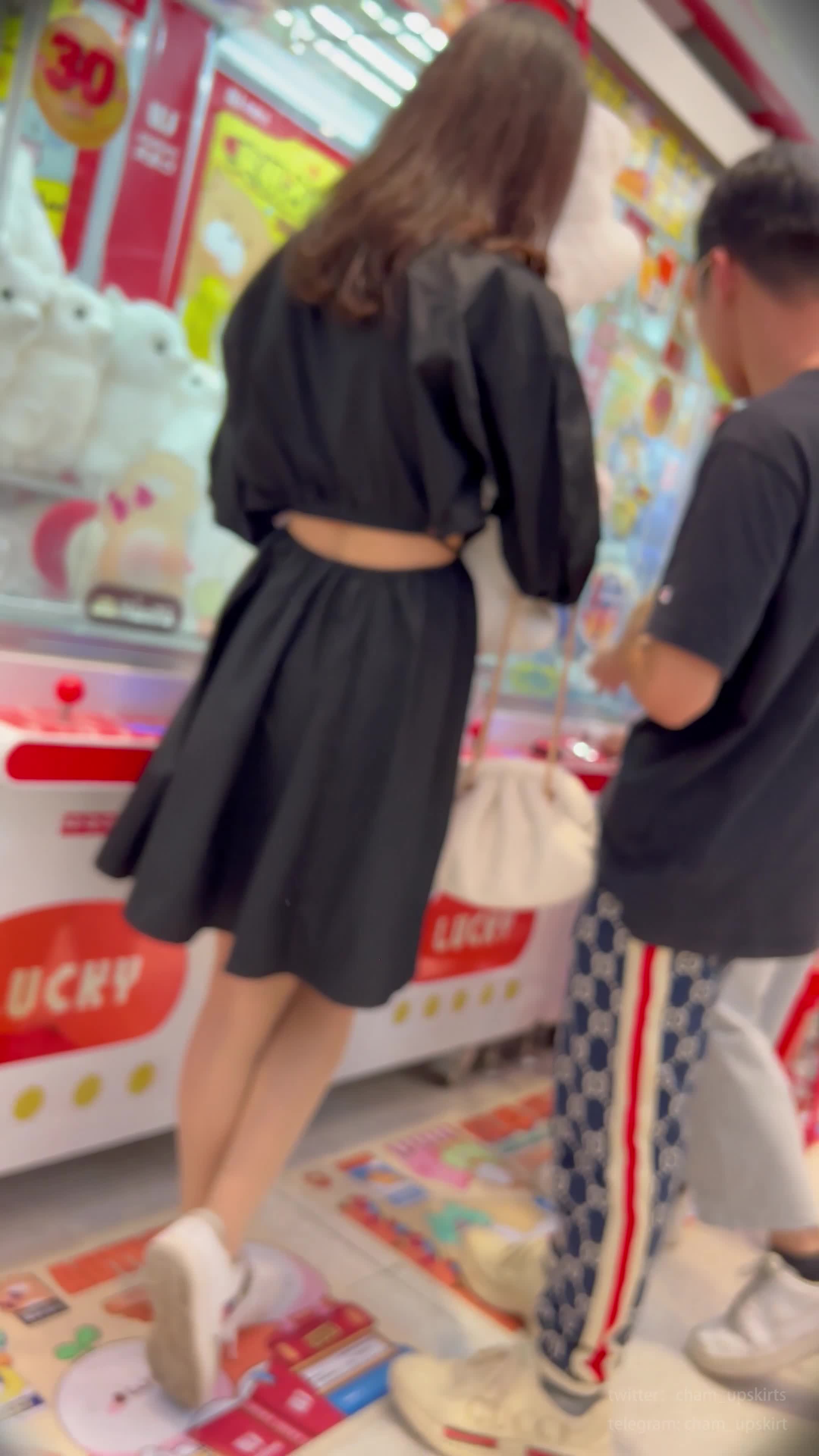 【kfc-99】49★和男友夹娃娃的靓女，短裙肉丝袜蓝内内性感。