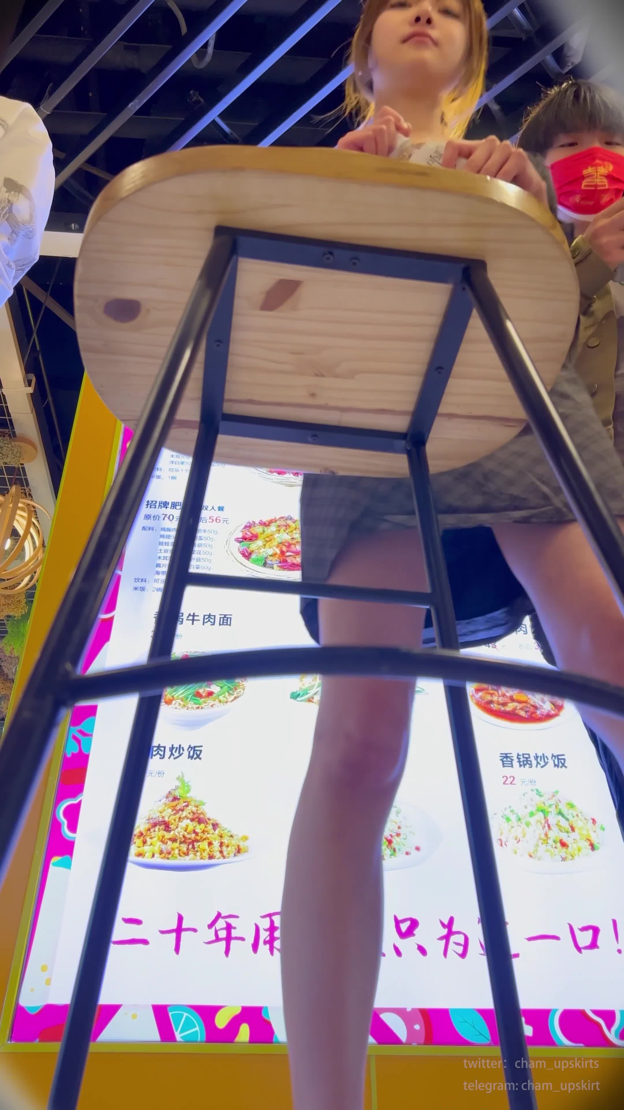 【kfc-92】★★★超美气质靓女，冬日短裙光腿，脏内内反差