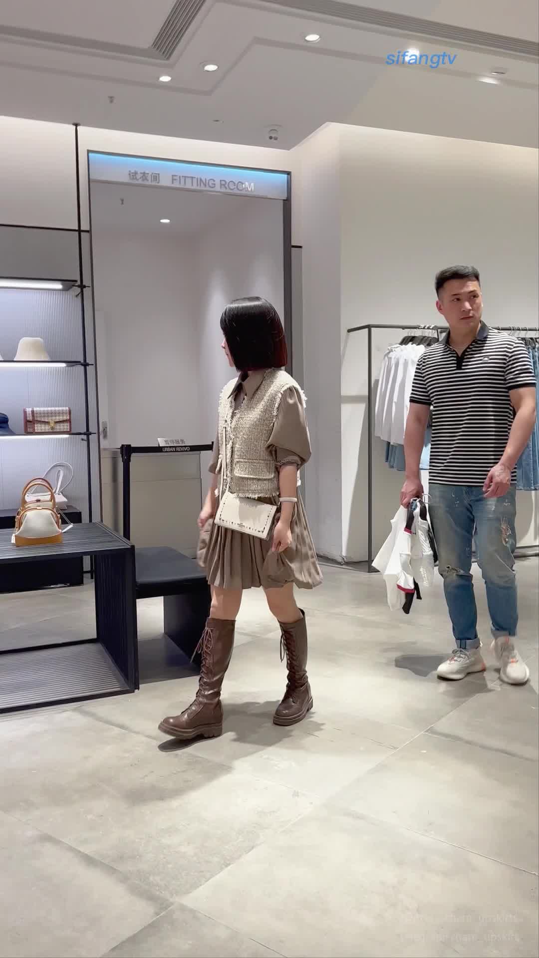 「kfc原创cd」jk靓女要买包老公不给,当街发脾气.白色透明内_(1)