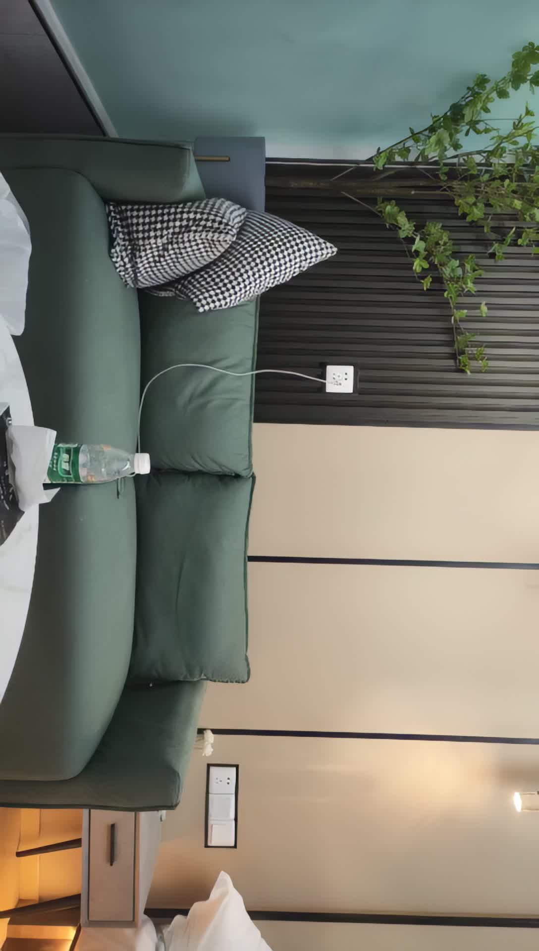 2048.cc@2022.5.10，【锤子探花】，3000大圈外围，情趣黑丝，第二炮特写表情，抿嘴嚎叫高潮_iris3