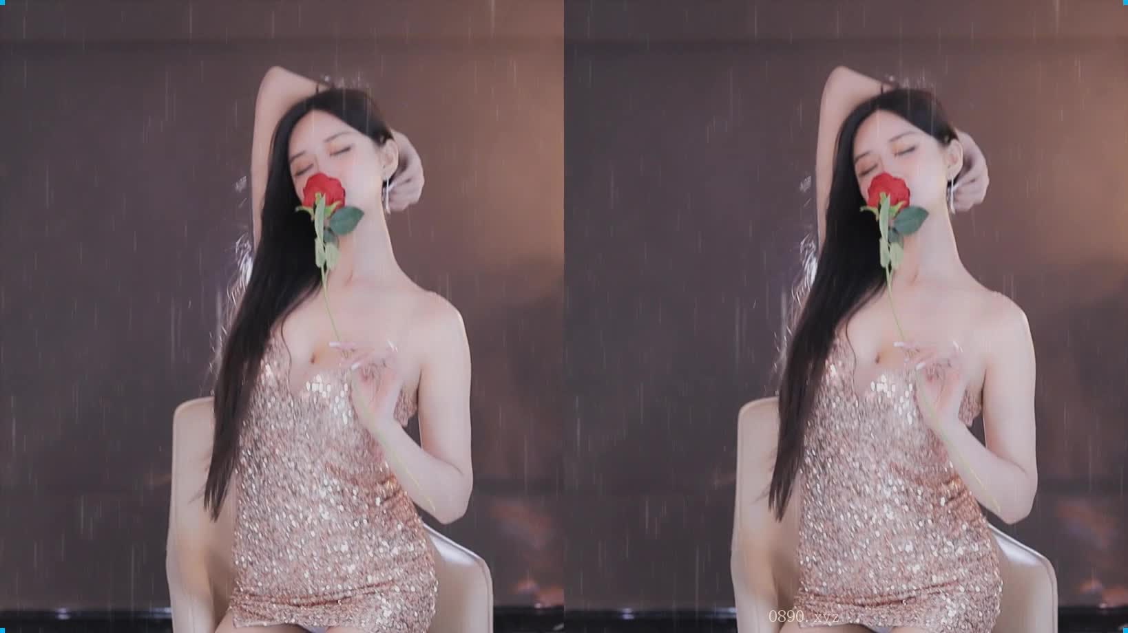 短裙高跟秀腿抖胸骑椅子