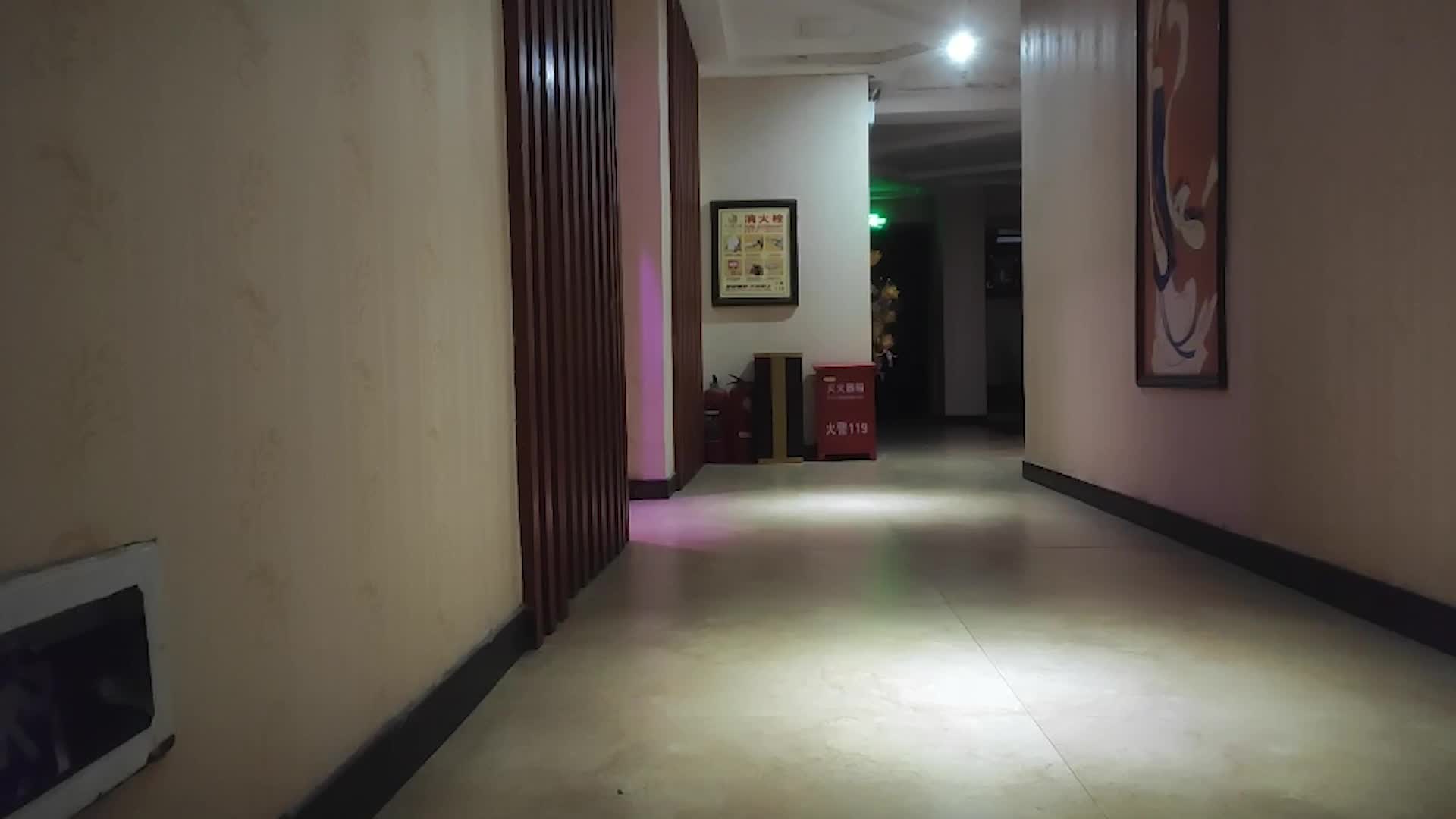 探花老司机瘦猴哥县城莞式洗浴按摩会所选秀一流女技师舔屁眼乳推丝袜踩背