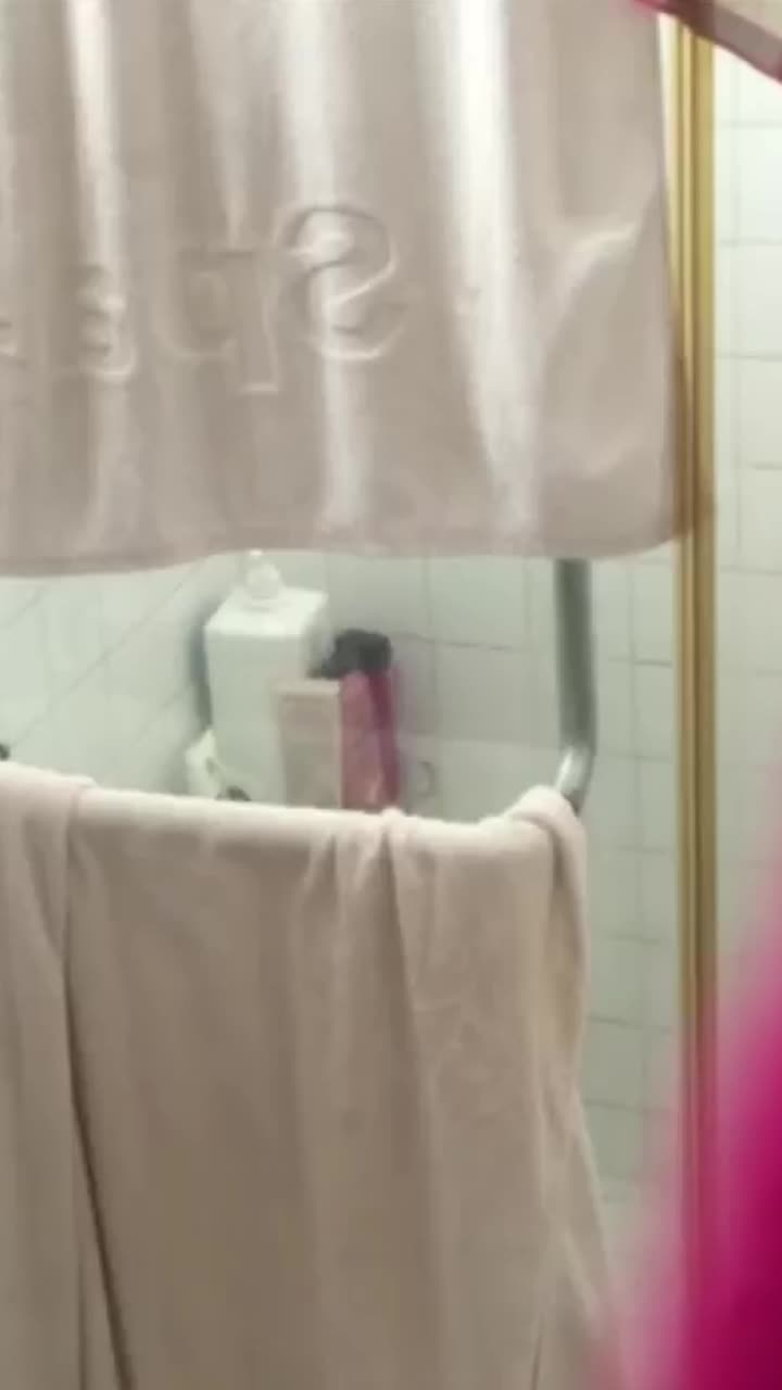 浴室暗藏摄像头偷拍 表姐洗澡,为了出去和男朋友约会,特意扎了一个高马尾