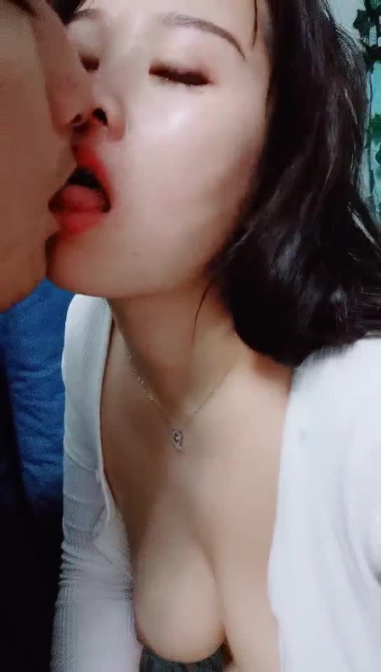 -想你的液大鸡巴塞到你嘴里，深情舌吻吸蛋蛋口交大鸡巴，开档肉丝激情上位，浪荡呻吟陪狼友撩骚精彩刺激不断