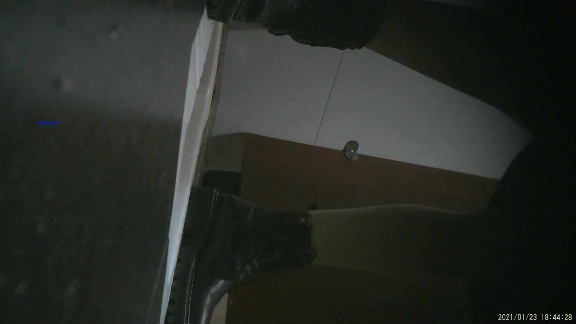 s08-双镜头羽绒服肉丝妹_