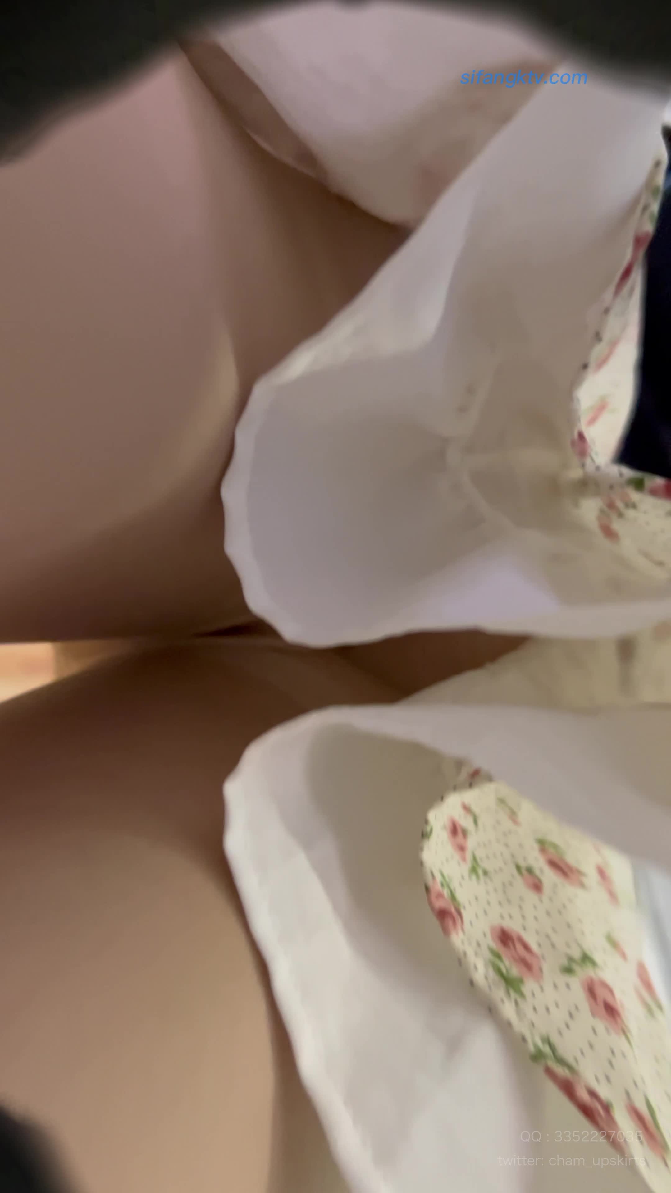 【kfc-12】★★★精神小妹逛街，肉丝袜丁字裤扭动疑似露b