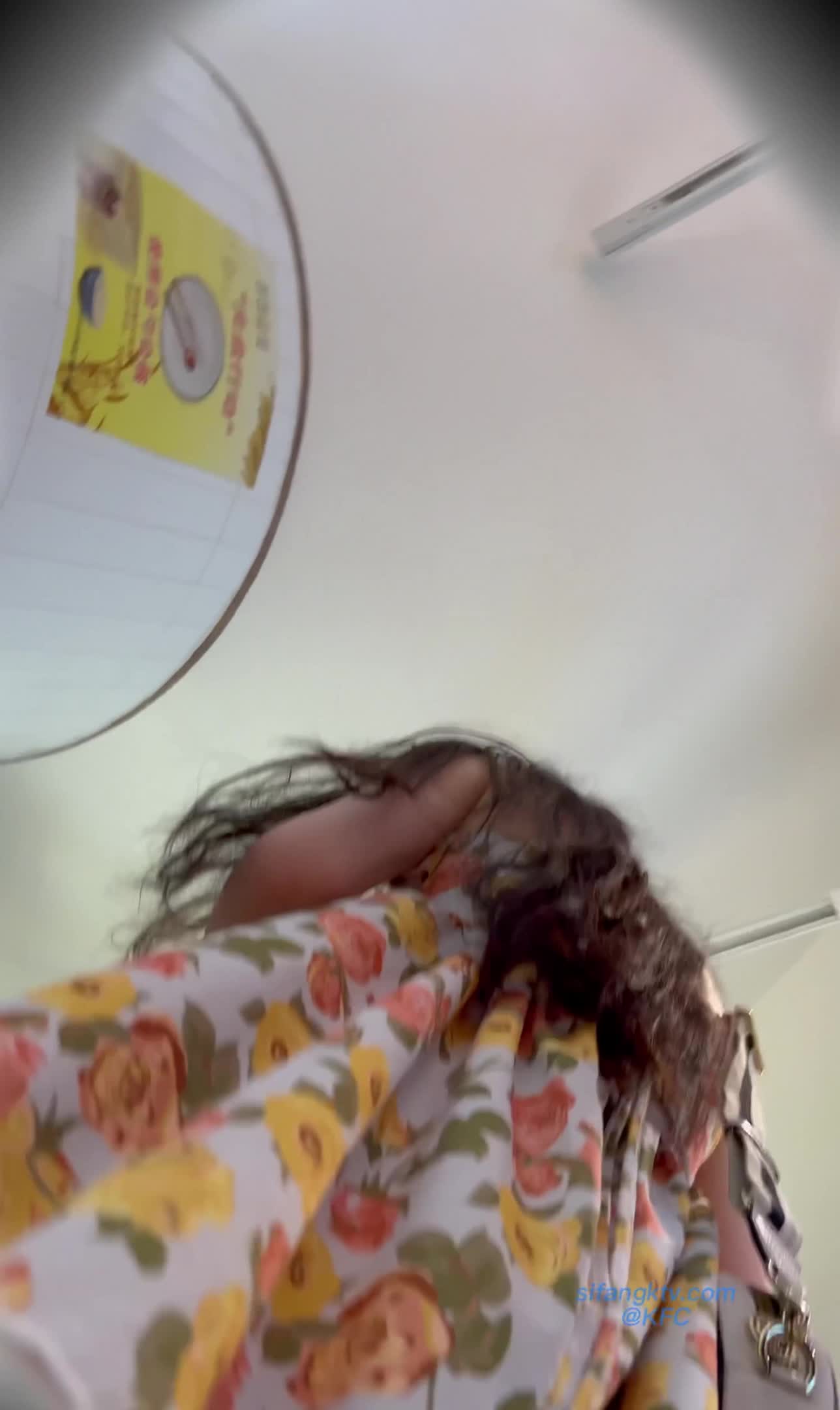 trump065【kfc-923】★★长裙气质靓女逛街，橙色胖次精致可爱