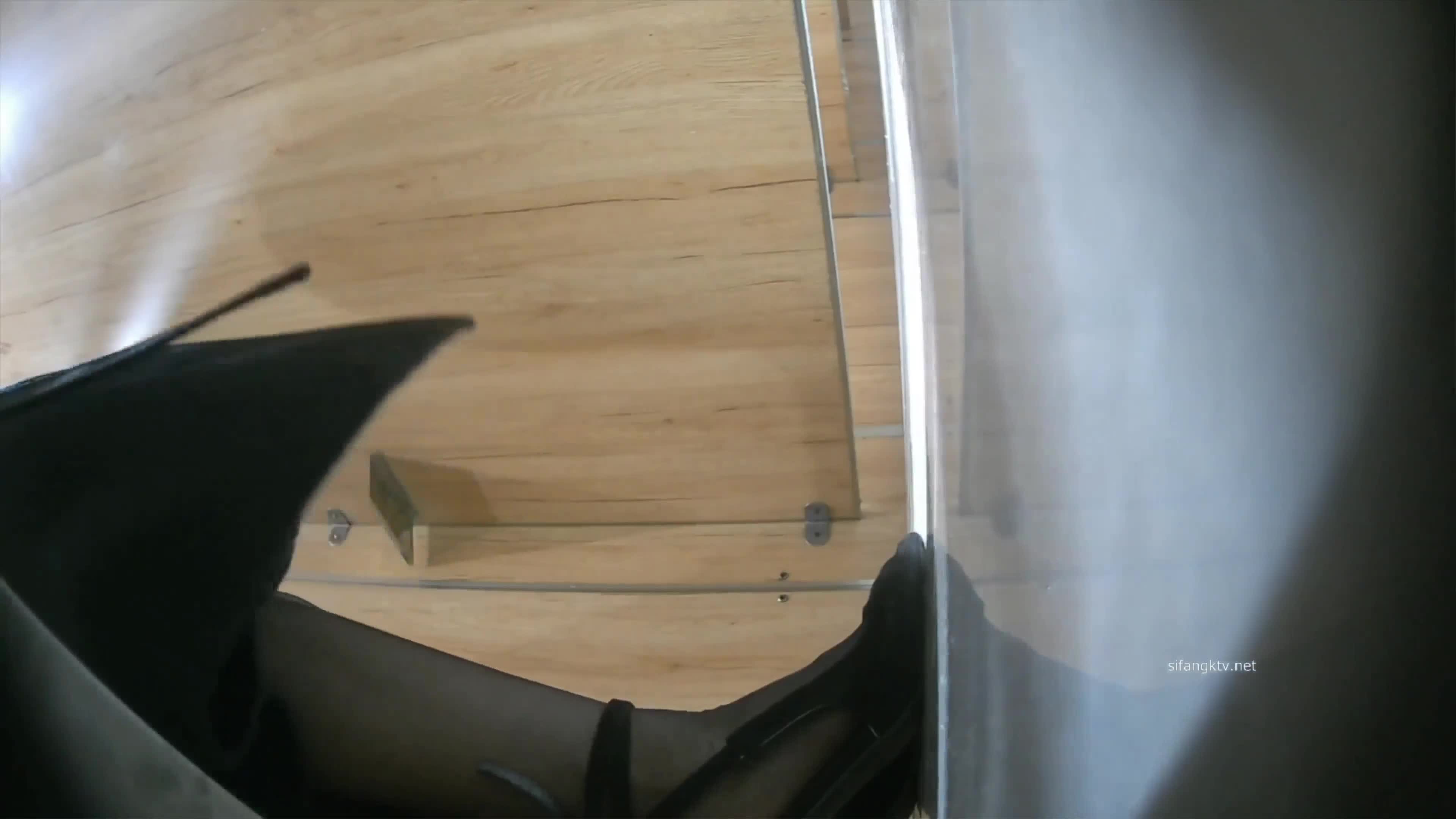 酒吧女厕全景偷拍黑丝高跟少妇喝多了尿的很猛