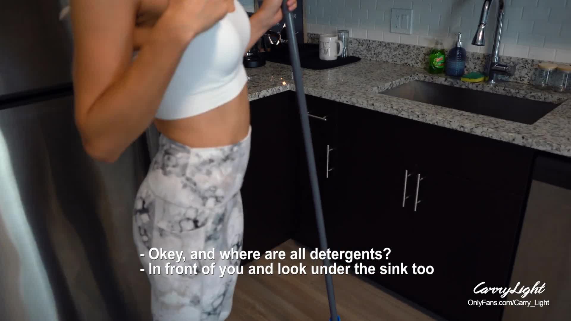 年轻的女仆为了钱而全裸，并在紧致的小穴中吸食巨大的鸡巴 - pornhub.com