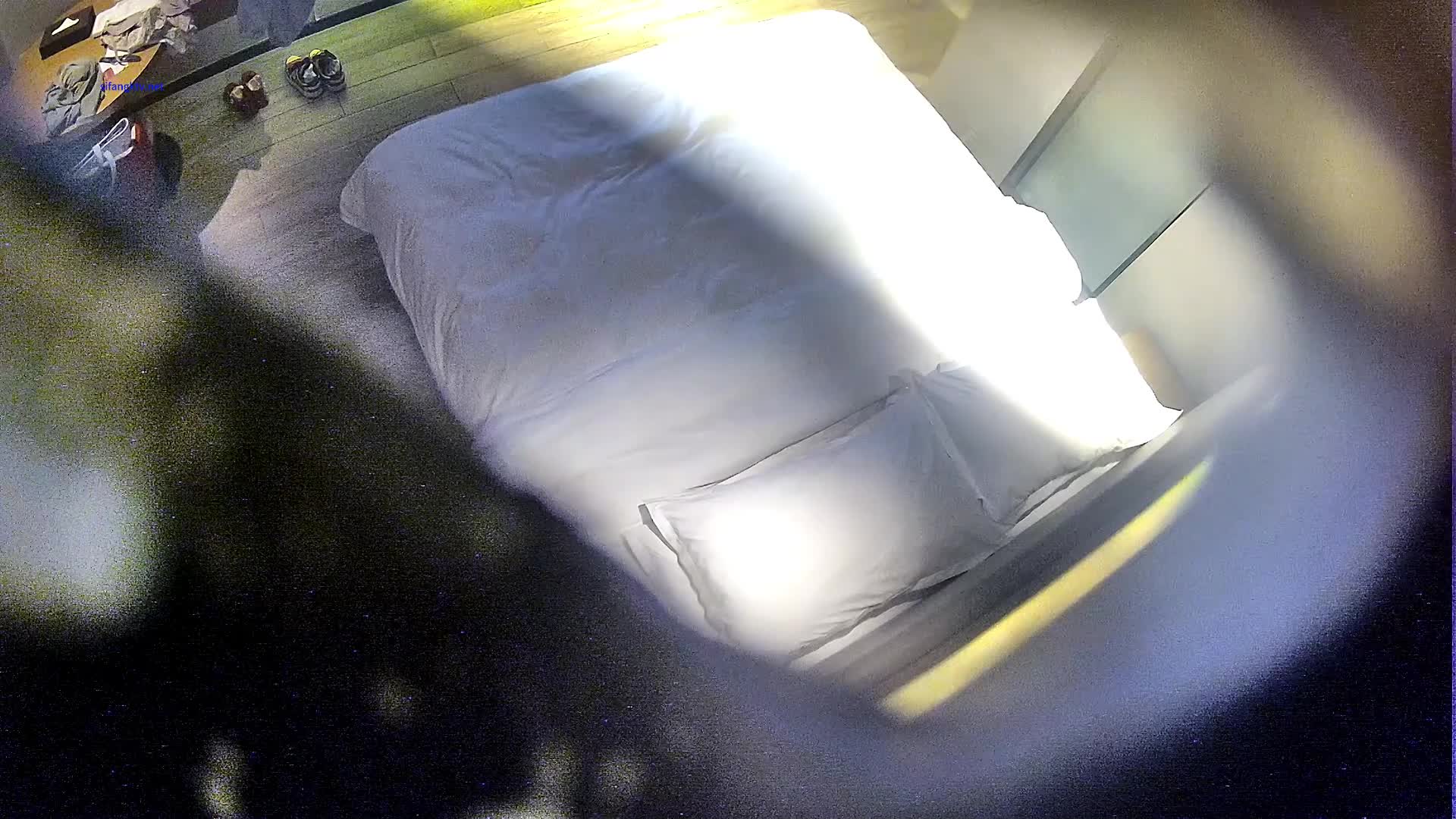 gc2048.com-2023-7月25日新流出民宿酒店偷拍 逼毛浓密性感苗条美女边看手机边自慰勾引男友来啪啪还没草就流白浆了