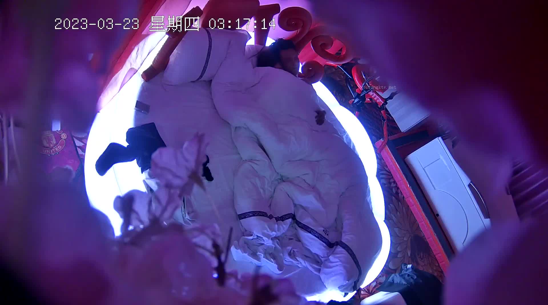 2023-3-23流出酒店情趣炮房偷拍 老哥半夜吃完宵夜和情妇开房来一炮无套内射逼里