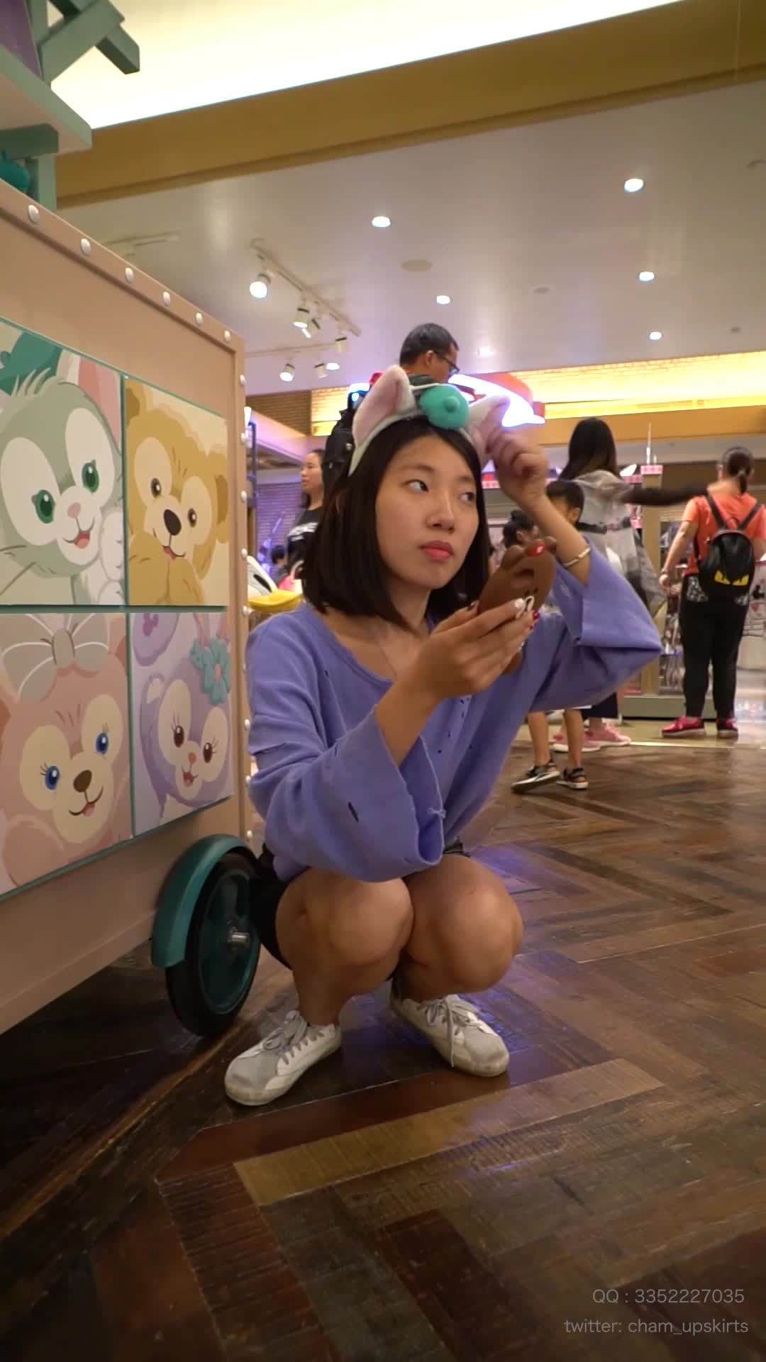 【yzwcd】yc403小姐姐黑色皮裙配骚丁！蹲下来自拍走光！