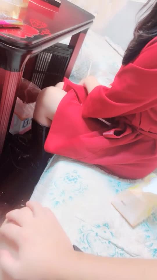 用金钱诱惑拜金大学生兼职【周导演员海选】夏日集结众多美女，淫窟内群P 户外勾搭【99v】 (61)