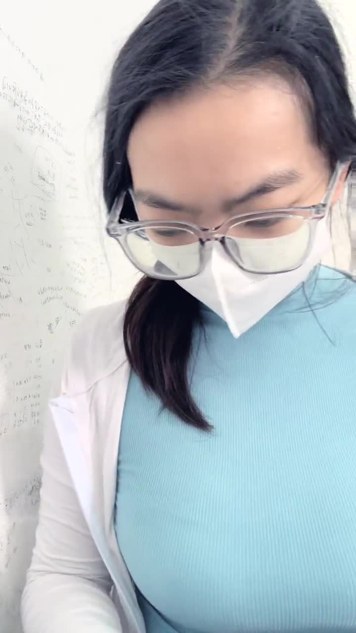 用金钱诱惑拜金大学生兼职【周导演员海选】夏日集结众多美女，淫窟内群P 户外勾搭【99v】 (33)