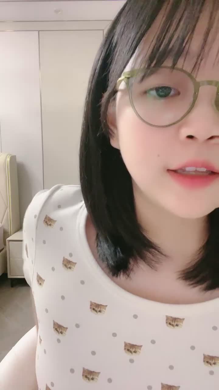 绿播转黄【猫猫兔】蜜桃臀~萌萌眼镜学妹~裸舞~道具秀【41V】 (22)