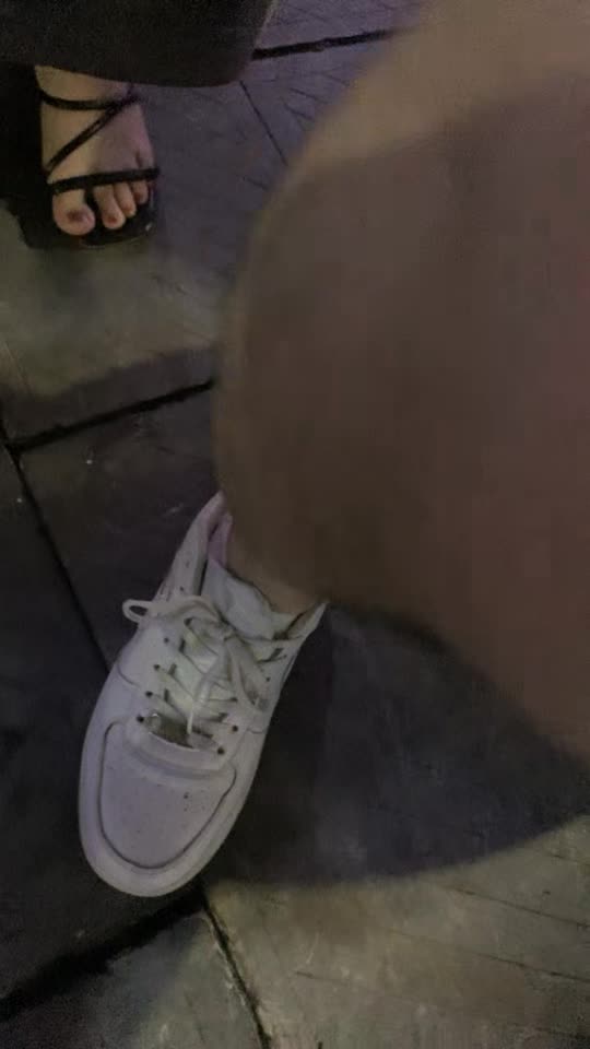 用金钱诱惑拜金大学生兼职【周导演员海选】夏日集结众多美女，淫窟内群P 户外勾搭【99v】 (57)