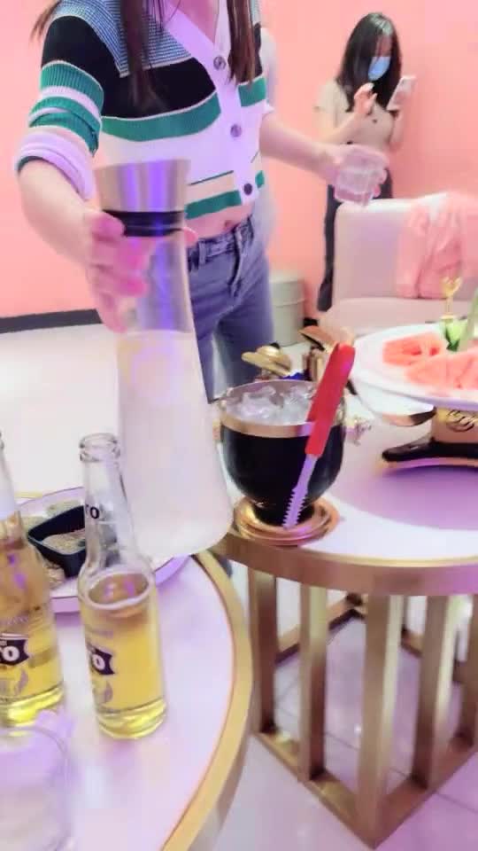 用金钱诱惑拜金大学生兼职【周导演员海选】夏日集结众多美女，淫窟内群P 户外勾搭【99v】 (59)