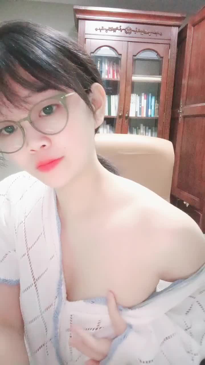 清纯眼镜妹【 森森酱 舞蹈生桃子】剧情演绎 淫语自慰 漏奶抖臀自慰合集【41V 】 (15)