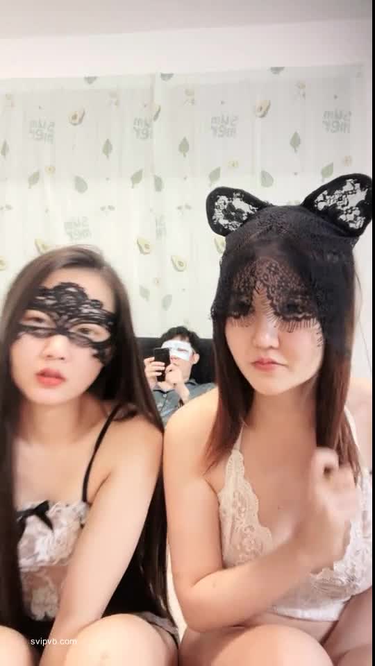 二位极品姐妹花 双飞服务【姐妹榨汁机】 服侍大屌男 口爆吞精无套射【100v】 (100)