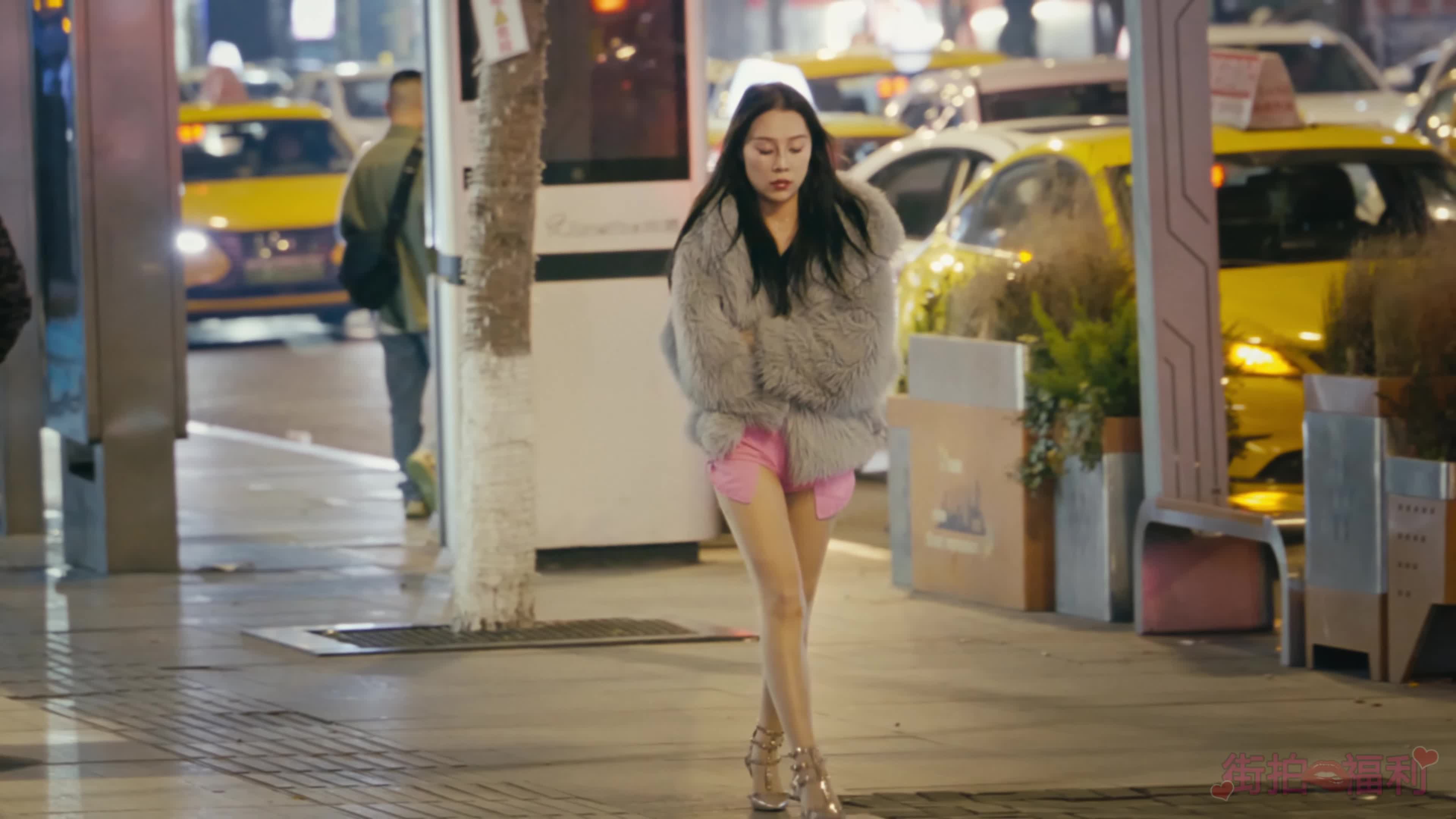 你看见女孩2月15清晨还拿着玫瑰花就证明她昨晚没回家！