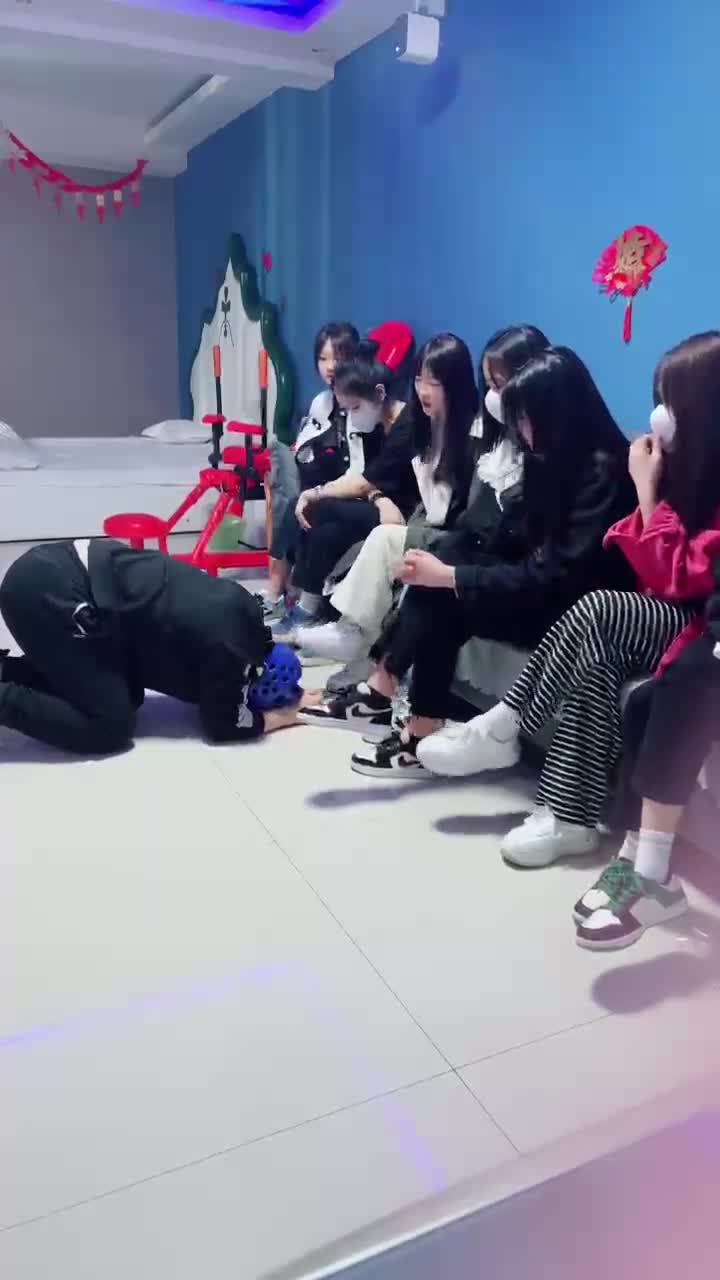 与精神小妹的那些事  ——超级暴力”群殴第二弹

时长 31min

七个精神小妹暴力调教
群调 踢打 踩踏 棉袜 裸足 舔脚