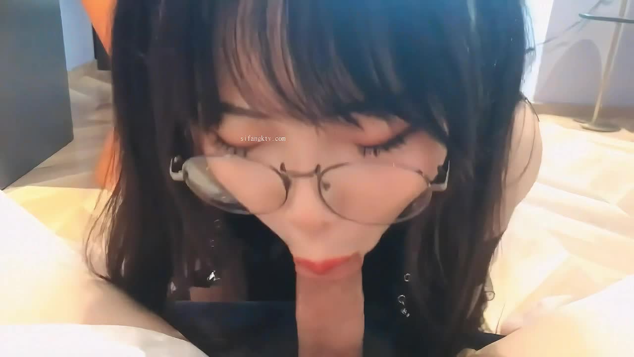 #反差 #眼镜 #口交 #黑丝 #无套中出 小小年纪已经是个小骚货 眼镜反差婊被金主爸爸带到酒店无套爆操