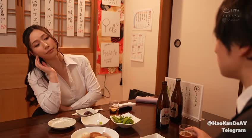 #熟女AV #阿姨 #人妻
WAAA-403 会社飲みで酔っぱらったムチムチボイン痴女上司からキメセク誘われて金曜夜から月曜朝までバグり合い射精40発 佐山愛
剧情介绍：公司聚会喝醉后被勾引 周五做到周一射精40发 佐山爱

PS：这个女优真的是太有感觉了。本片为无码破解，群主先撸为敬！