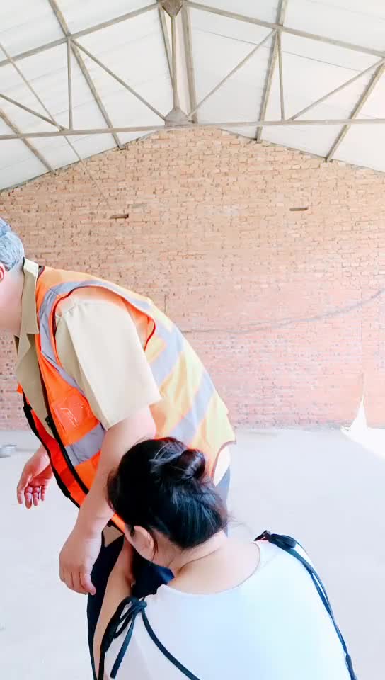 黑丝骚妇在厂房勾引大爷，直接给大爷口交，大爷爽的一顿不吃舔逼揉奶。

剧情演绎，不过这种少妇真的顶