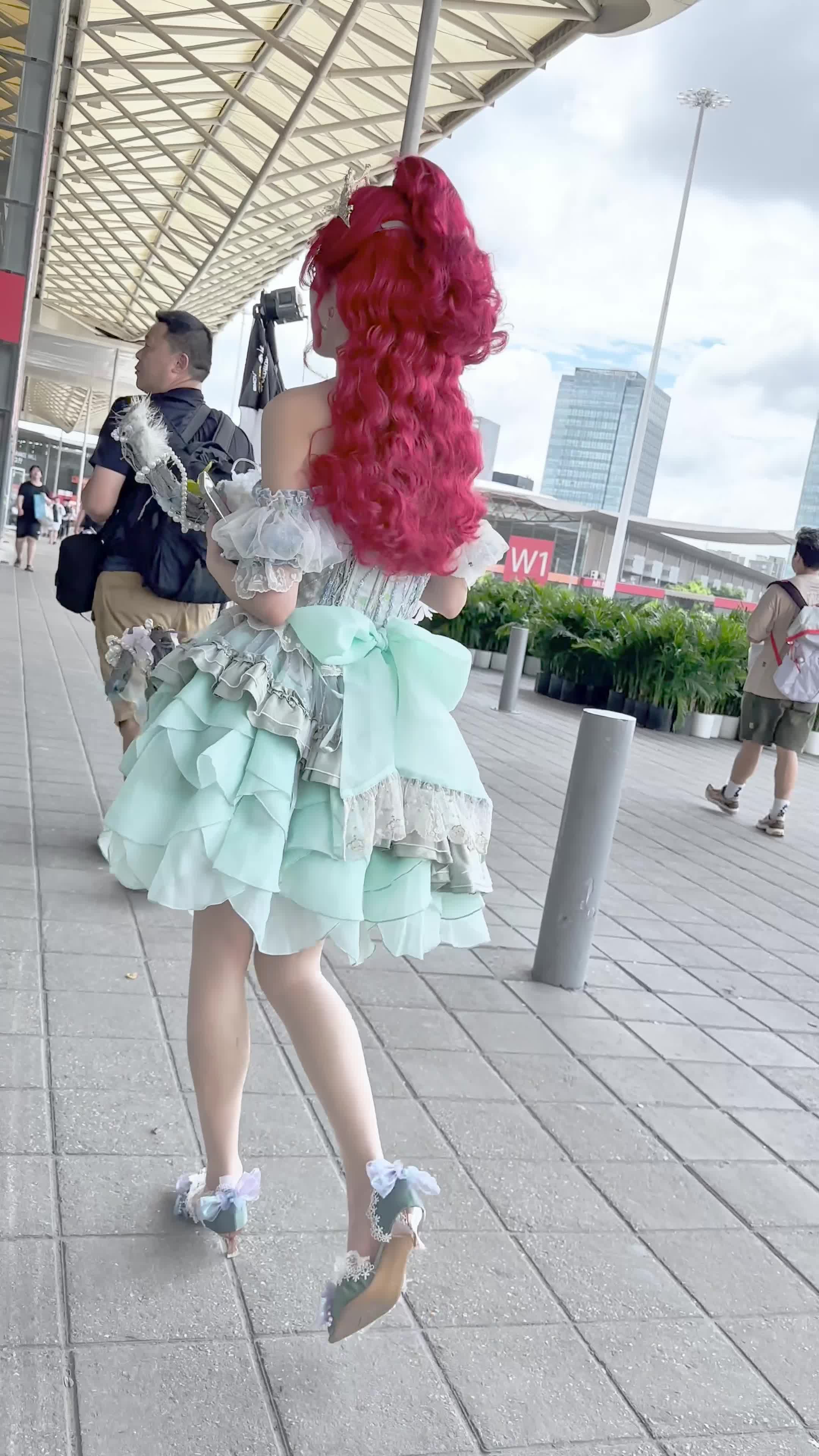 2048.cc-【KFC】极品美女跟着摄影师拍照。公主裙白色丝袜透明内内 嫩穴可见