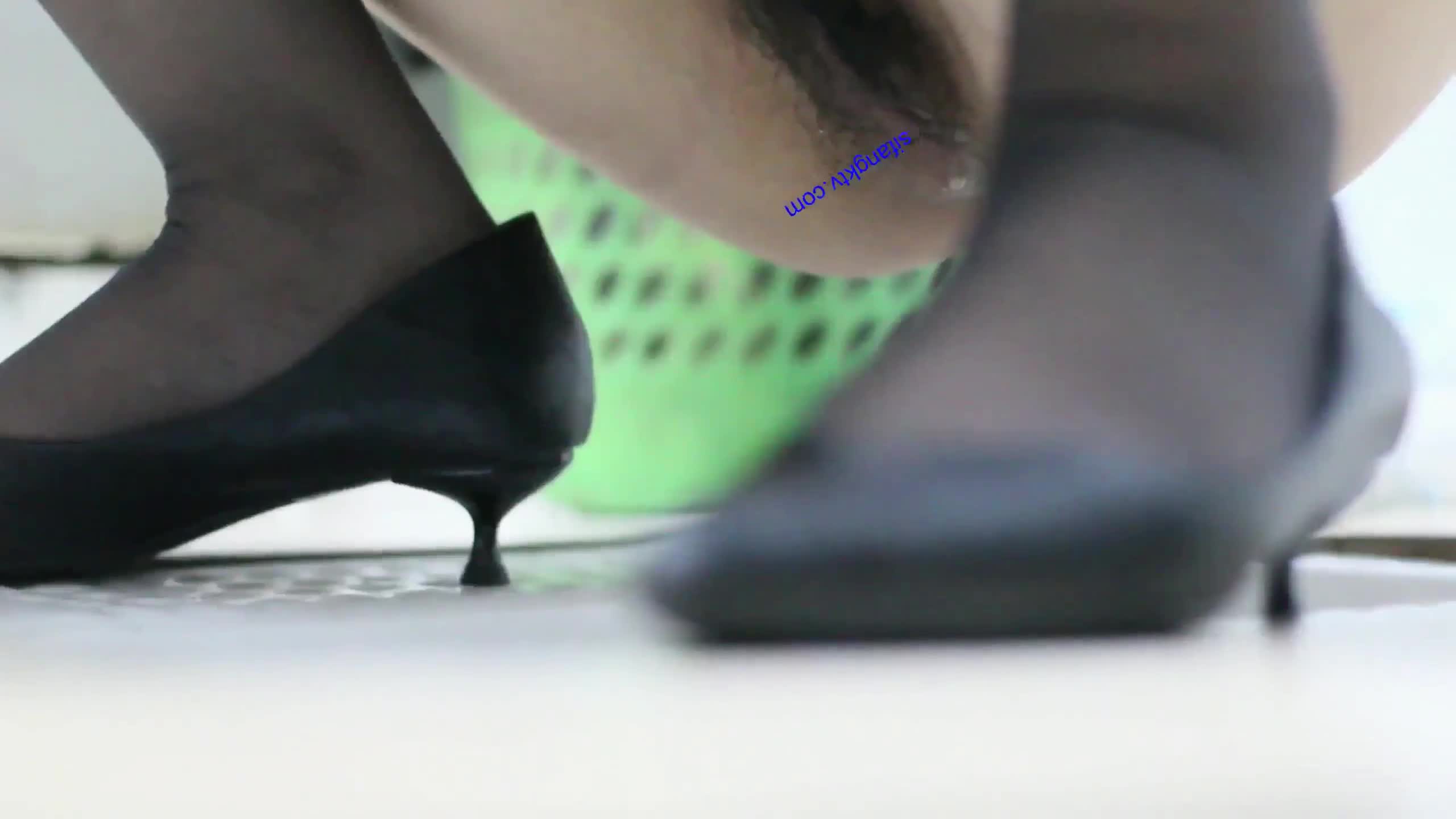 2048.cc-商场女厕全景偷拍 多位高跟黑丝制服美女的小黑鲍