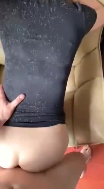 又是一位极品熟女，熟女高跟丝袜天花板级别，视频高清 视觉效果拉满 感觉自己的咸猪手正在慢慢隔着丝袜抚摸着修长性感的大腿，第一人称做爱视角无套插入骚逼抽插内射 个人感觉比优优的好看，撸点极高_1