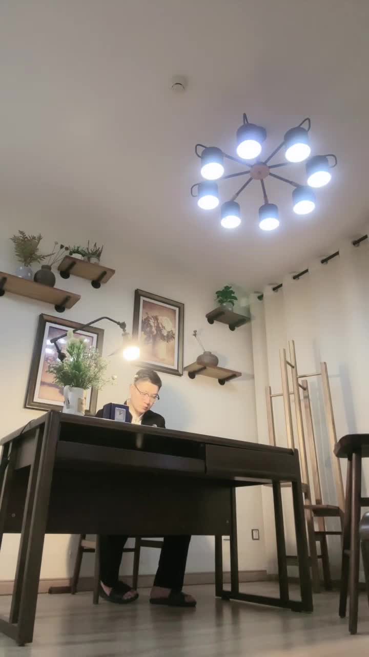 禾未  ——Tj:古玩店老板的艳遇 密室裙下风

时长 54min

闻闻古董花瓶什么味道 其实我前天拿它接过尿
搞笑 剧情 裸足 舔脚 旗袍 榨精