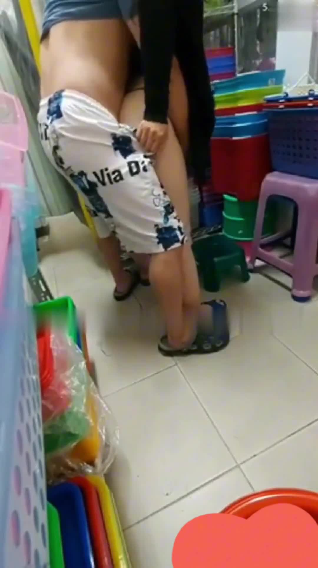 #乱伦 #叔嫂乱伦 大哥刚出门，弟弟和嫂子就在仓库搞起来了