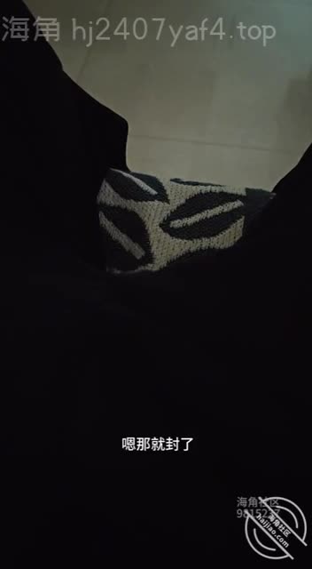 海角社区 #小兽先生
老板娘的骚穴被小兽玩弄的已经泛滥成灾了，不停的暗示小兽把鸡巴塞到她的骚穴里面，然后猛烈的抽插，小兽就让老板娘再口交一下，口交完再操进去，此时老板娘的身体已经非常敏感了，稍微抚摸一下她的身体都能让老板娘产生巨大的反应